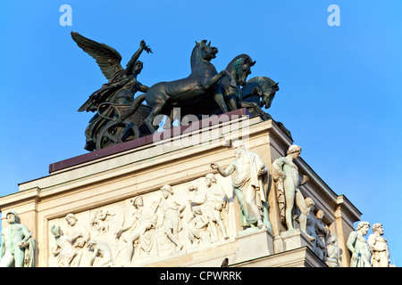 Quadriga ou char tiré par quatre chevaux et dirigé par la déesse Nike sur le toit du parlement autrichien Banque D'Images