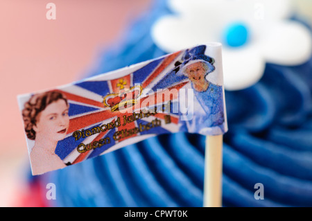 Red, White & blue cupcake avec drapeau union commémorant le jubilé de diamant de la Reine Banque D'Images