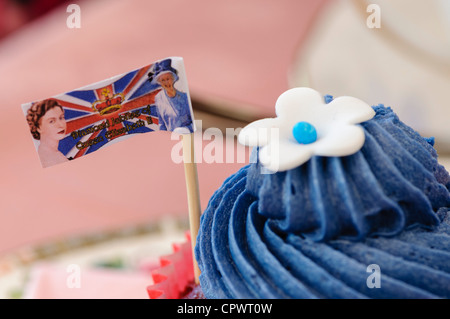 Red, White & blue cupcake avec drapeau union commémorant le jubilé de diamant de la Reine Banque D'Images