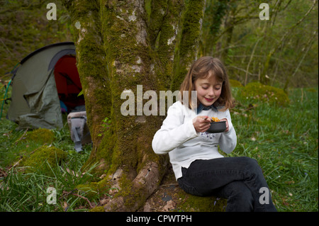 Camping sauvage d'un enfant par la rivière dart nouveau newbridge Dartmoor National Park Devon, Angleterre Banque D'Images