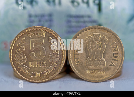 Close up of Indian coins, 5 roupies, hors focus 100 roupies remarque en arrière-plan, isolé, copiez l'espace, Banque D'Images