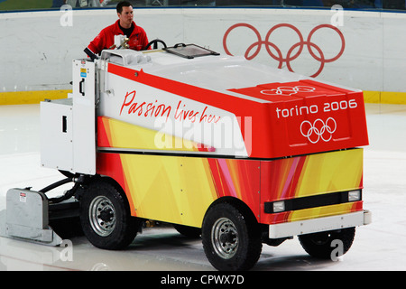 Un opérateur de Zamboni refait surface la glace entre les périodes de la Russie en quart de jeu de hockey sur glace du Canada aux Jeux Olympiques d'hiver. Banque D'Images