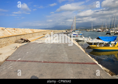 Bateaux à port de Latchi, région de Paphos, Chypre Banque D'Images