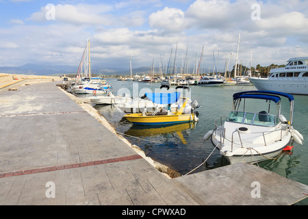 Bateaux à port de Latchi, région de Paphos, Chypre Banque D'Images