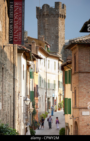 Visiteurs en marche Via Ricasoli à old hill ville de Montalcino, Val D'Orcia, Toscane, Italie Banque D'Images