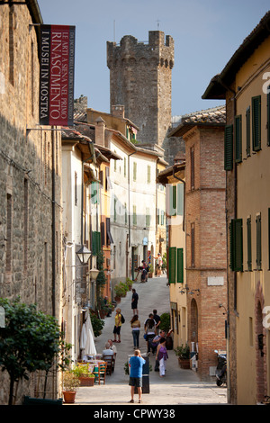 Visiteurs en marche Via Ricasoli à old hill ville de Montalcino, Val D'Orcia, Toscane, Italie Banque D'Images
