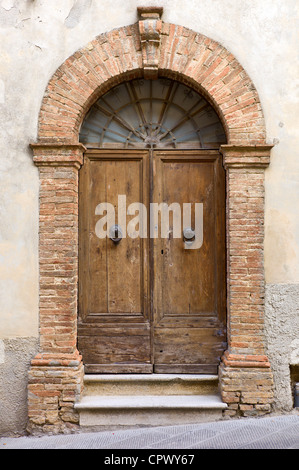 Porte traditionnelle dans la vieille ville de Montalcino, Val d'Orcia, Toscane, Italie Banque D'Images