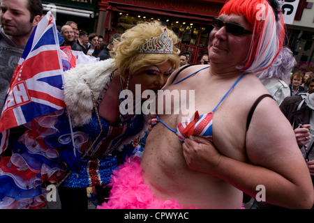 Soho célèbre le jubilé de diamant de semaines avant les Jeux Olympiques à Londres. Le Royaume-Uni bénéficie d'engrenages un week-end et l'été de ferveur patriotique comme monarque célèbre ses 60 ans sur le trône. En Grande-Bretagne, drapeaux et banderoles à l'Union Jack ornent les villes et villages. Banque D'Images