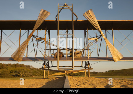 Premier vol SCULPTURE (©STEVEN H Smith 2003) WRIGHT BROTHERS NATIONAL MEMORIAL KITTY HAWK OUTER BANKS DE LA CAROLINE DU NORD USA Banque D'Images