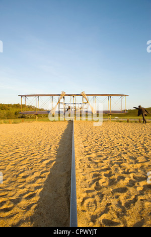 Premier vol SCULPTURE (©STEVEN H Smith 2003) WRIGHT BROTHERS NATIONAL MEMORIAL KITTY HAWK OUTER BANKS DE LA CAROLINE DU NORD USA Banque D'Images