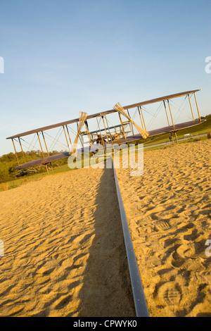 Premier vol SCULPTURE (©STEVEN H Smith 2003) WRIGHT BROTHERS NATIONAL MEMORIAL KITTY HAWK OUTER BANKS DE LA CAROLINE DU NORD USA Banque D'Images