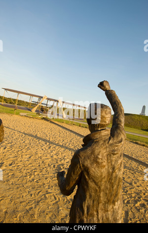 Premier vol SCULPTURE (©STEVEN H Smith 2003) WRIGHT BROTHERS NATIONAL MEMORIAL KITTY HAWK OUTER BANKS DE LA CAROLINE DU NORD USA Banque D'Images