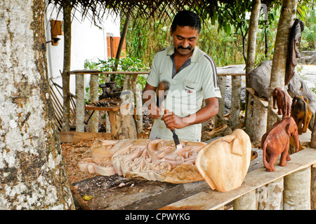 Sculpteur sur bois près de Kandy, Sri Lanka Banque D'Images