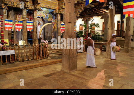 Intérieur du Temple de la Dent sacrée (Dalada Maligawa), Kandy, Sri Lanka Banque D'Images