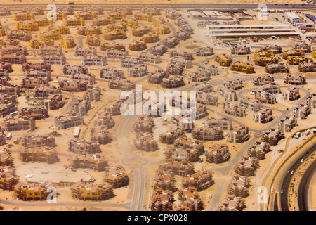 Vue aérienne des bâtiments sur les terres du désert, DUBAÏ, ÉMIRATS ARABES UNIS Banque D'Images