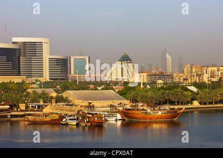 Skyline et bateaux le long du Khor Dubaï (Dubai Creek), Dubaï, Émirats Arabes Unis Banque D'Images