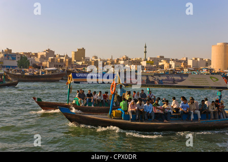 Ferry-boats et skyline le long de Khor Dubaï (Dubai Creek), DUBAÏ, ÉMIRATS ARABES UNIS Banque D'Images