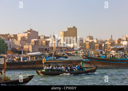 Ferry-boats et skyline le long de Khor Dubaï (Dubai Creek), Dubaï, Émirats Arabes Unis Banque D'Images