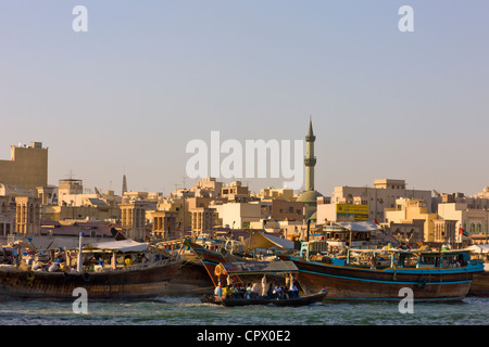 Ferry-boats et skyline le long de Khor Dubaï (Dubai Creek), Dubaï, Émirats Arabes Unis Banque D'Images