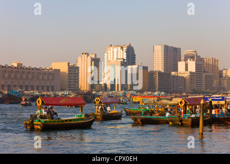 Ferry-boats et skyline le long de Khor Dubaï (Dubai Creek), DUBAÏ, ÉMIRATS ARABES UNIS Banque D'Images