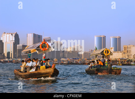 Ferry-boats et skyline le long de Khor Dubaï (Dubai Creek), DUBAÏ, ÉMIRATS ARABES UNIS Banque D'Images