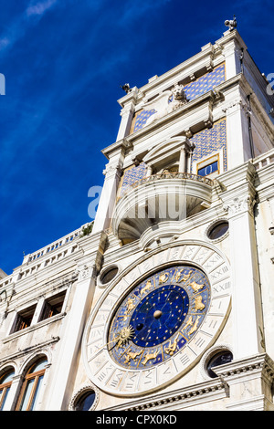 La réveil situé dans l'horloge sur la Piazza San Marco, Venise Banque D'Images