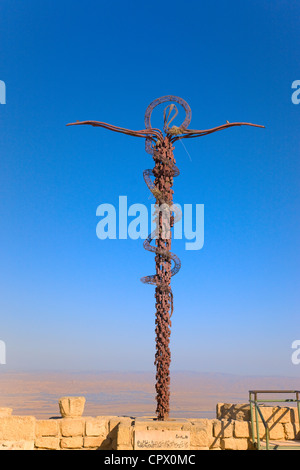 Croix à l'église mémorial, Mt Nebo, surplombant la vallée du Jourdain et oasis de Jéricho, Amman, Jordanie Banque D'Images