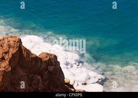 Dépôt de sel et de gypse par la falaise à la mer Morte, Jordanie Banque D'Images