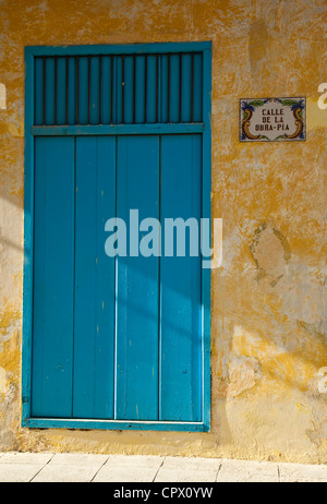 Bâtiment traditionnel bleu et jaune dans la Calle de la obre-pia La Vieille Havane Cuba Banque D'Images