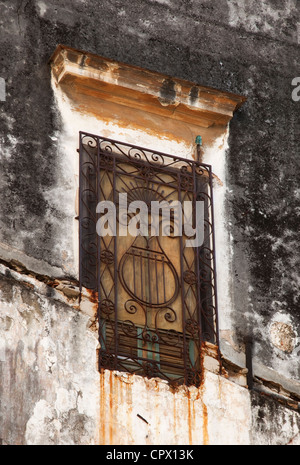 L'écaillage de la peinture sur un immeuble ancien dans la vieille Havane Cuba Banque D'Images