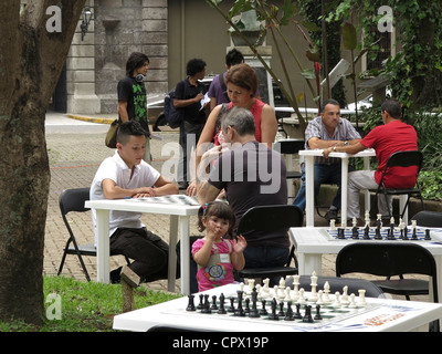 Jouer aux échecs en plein air dans un parc Banque D'Images