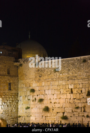 Les Juifs orthodoxes priant au Mur occidental, à Jérusalem, Israël Banque D'Images