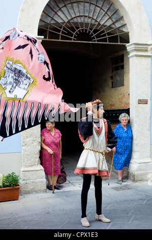 Regarder les femmes locales membres de la Via Corso en livrée au costume traditionnel défilé à Asciano, inTuscany, Italie Banque D'Images