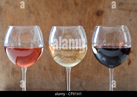 Rose, blanc et rouge dans les verres Banque D'Images