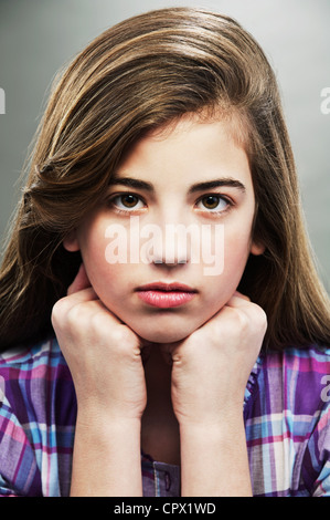 Portrait of young woman, studio shot Banque D'Images