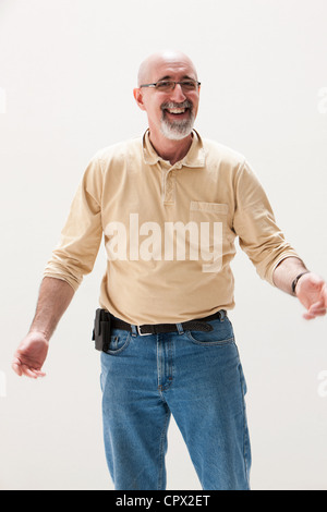 Man smiling, studio shot Banque D'Images