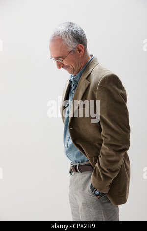 Senior dans la poche à la baisse, studio shot Banque D'Images