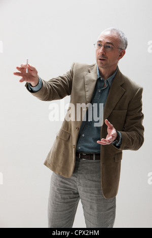 Man gesturing, studio shot Banque D'Images