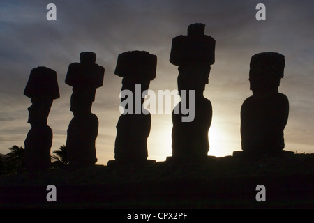 Moai statues, l'ahu nau nau, l'île de Pâques, Polynésie française Banque D'Images