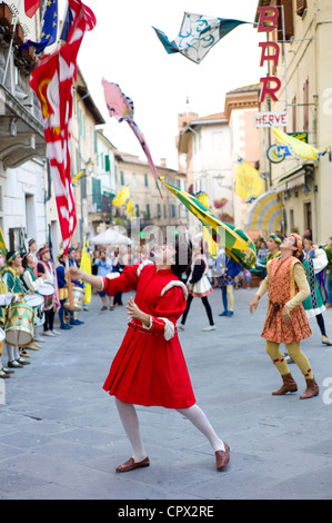 Les membres de via en livrée de costumes pour défilé traditionnel à Asciano, inTuscany, Italie Banque D'Images