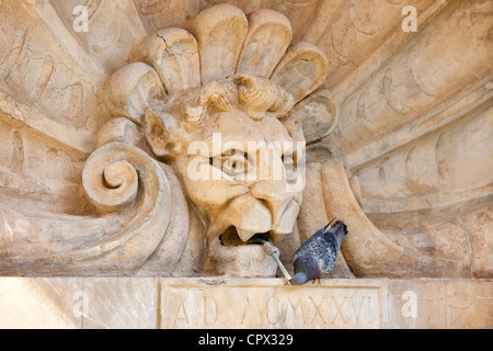 Fontaine d'eau potable de Pigeon à Piazza Francesco Ferrucci à Radda-in-Chianti, Toscane, Italie Banque D'Images