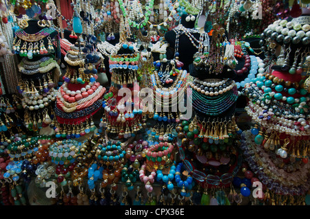 Perles et Colliers en vente à Istanbul, dans le bazar couvert Banque D'Images