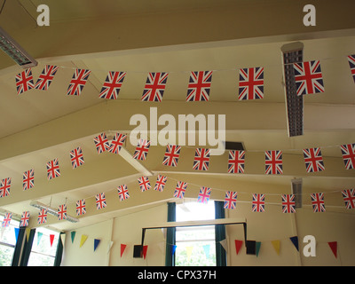 Village hall décoré avec bunting Banque D'Images