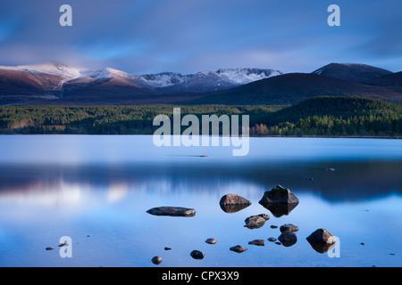 Le Loch Morlich & les montagnes de Cairngorm, le Parc National de Cairngorms, Badenoch et Strathspey, Ecosse Banque D'Images