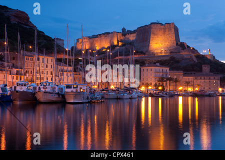 Le port et la Citadelle de Bonifacio, nuit, Corse, France Banque D'Images