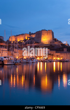 Le port et la Citadelle de Bonifacio, nuit, Corse, France Banque D'Images