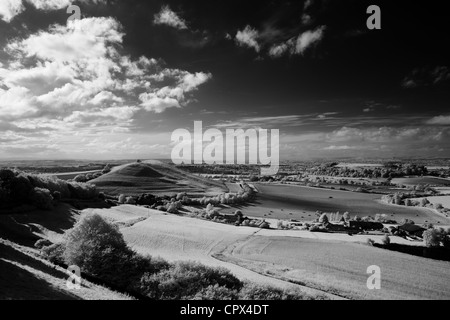 Hill & Parrock Cadbury Castle avec Tor de Glastonbury dans la distance, à partir de la colline de Corton, Somerset, Angleterre Banque D'Images