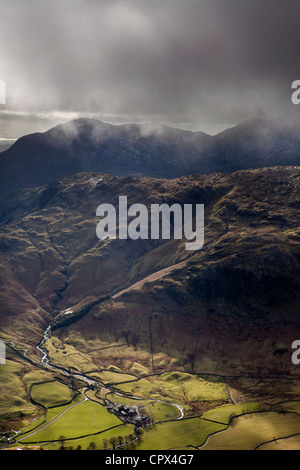 Langdale supérieure du pic de Harrison Stickle, Langdale Pikes, Lakes District National Park, Cumbria, Angleterre Banque D'Images