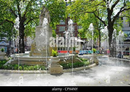 Nouvelles fontaines dans les jardins rénovés de Leicester Square avec statue William Shakespeare West End Londres Angleterre Royaume-Uni Banque D'Images