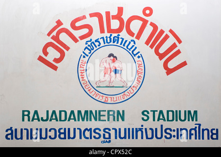 Un signe à l'intérieur de Rajadamnern Stadium, Bangkok, Thaïlande. Banque D'Images